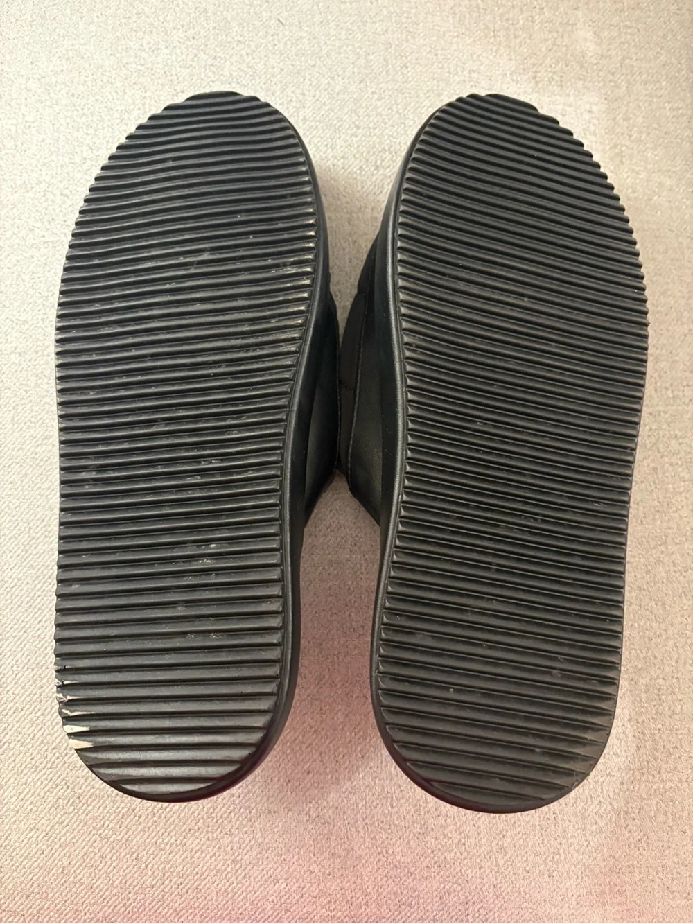 Cloak Unisex Black Quilted Slippers, men’s size 8, women’s size 9